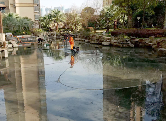 官渡景观池淤泥清理