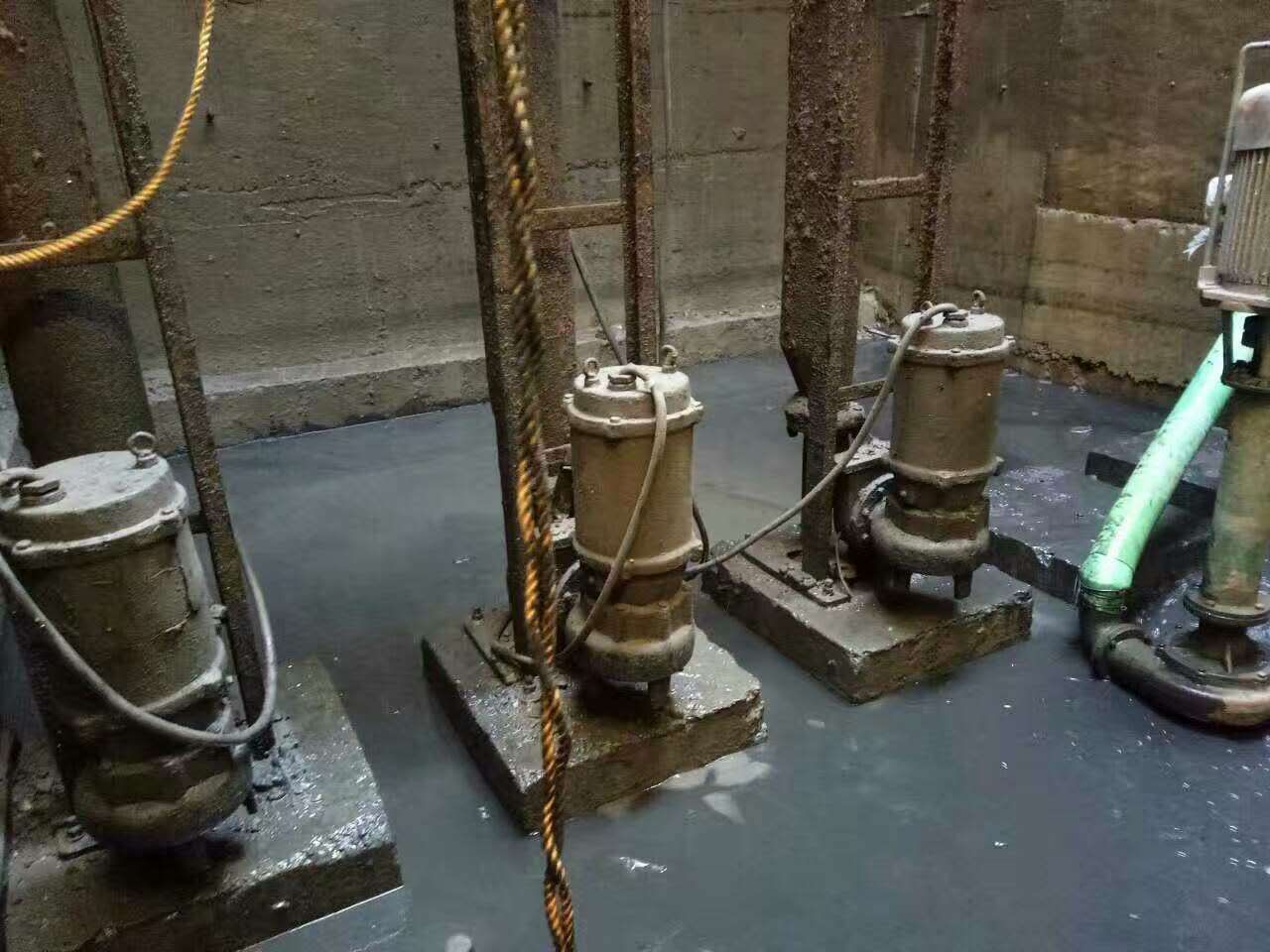 官渡污水池清理