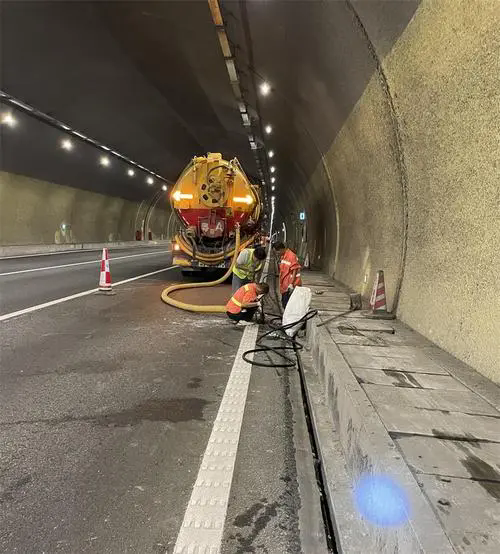 官渡隧道排水渠清淤